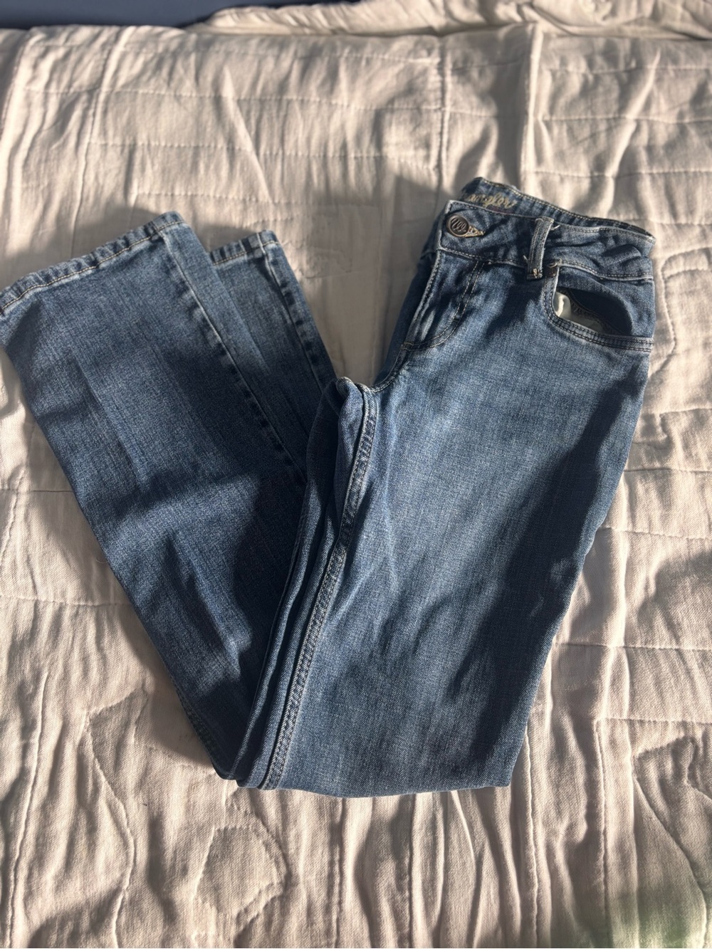 Wrangler Boot Cut Jeans Women’s 0 X 32. Medium Wash. Patch on back pocket.